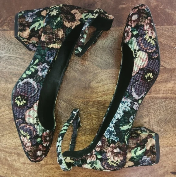 Sandro Paris Floral Tapestry Jaquard "Elise" Low Block Heel Round Toe Pumps - Picture 2 of 10